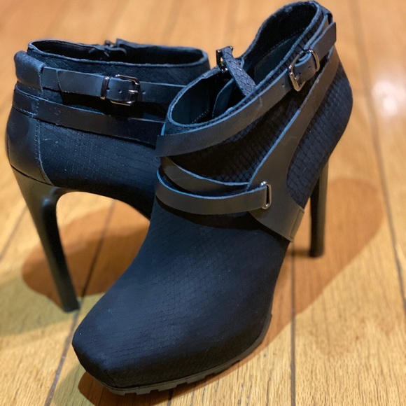 Guess Black ankle bootie - Picture 2 of 6